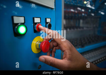 Die Hand eine rote Taste Stockfoto