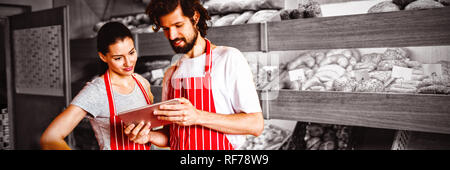 Paar mit digitalen Tablet Stockfoto