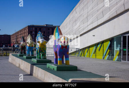 Superlambanana Statuen, die das Museum von Liverpool Leben, Pier Head Stockfoto