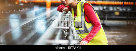 Weibliche Fabrikarbeiter Transportband prüfen Stockfoto