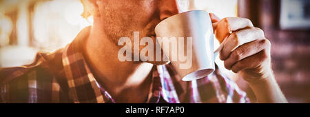 Man trinkt eine Tasse Kaffee Stockfoto