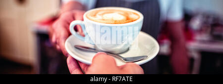 Bild der Kunde, die Kellner im Café Kaffee wegzunehmen beschnitten Stockfoto