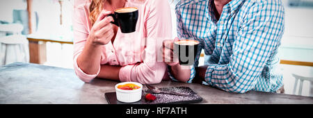 Glückliches Paar Tasse Kaffee Stockfoto