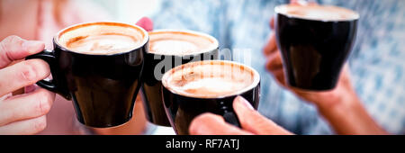 Gruppe der happy Friends Tasse Kaffee rösten Stockfoto