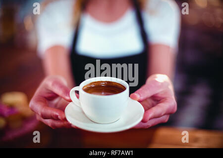 Kellnerin mit einer Tasse Kaffee Stockfoto