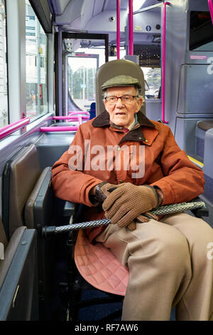 Mann in den späten 80er Jahren im Rollstuhl unterwegs zu seiner lokalen Krankenhaus in Portsmouth mit dem Bus Stockfoto