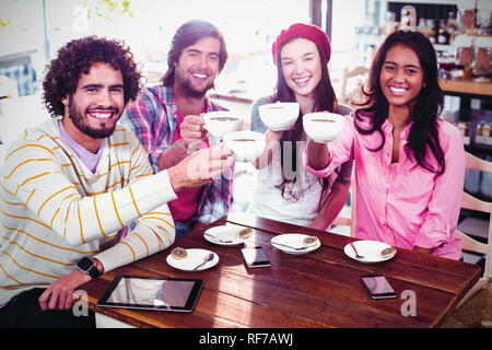 Gruppe der happy Friends halten Tasse Kaffee Stockfoto