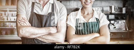 Porträt von Kellner und Kellnerin mit verschränkten Armen Stockfoto