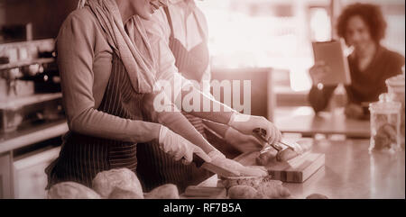Kellner und Kellnerinnen an der Theke arbeiten in cafÃƒÂ© Stockfoto
