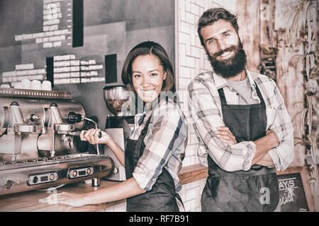 Kellner und Kellnerin in Küche Stand Stockfoto