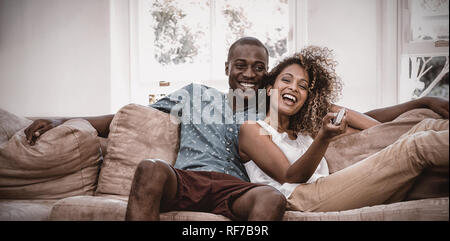 Junges Paar entspannen auf dem sofa Stockfoto