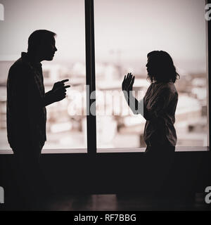 Paar argumentieren in der Nähe der Fenster Stockfoto