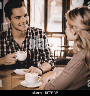 Mann Kaffee beim Gespräch mit Frau im Cafe Stockfoto