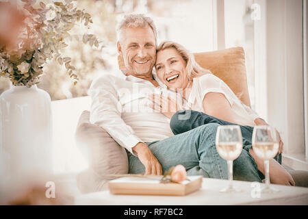 Romantische Reife Brautpaar sitzt auf Sessel Stockfoto
