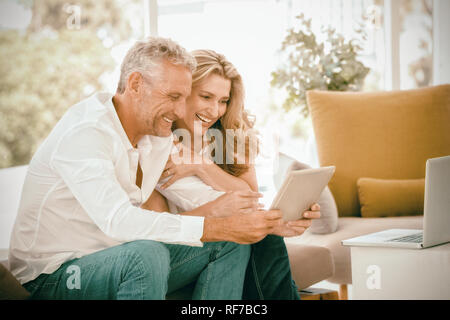 Intelligente älteres Paar mit digital-Tablette Stockfoto