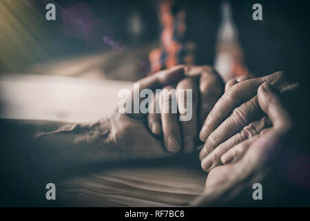 Senior Paar Hände halten Stockfoto