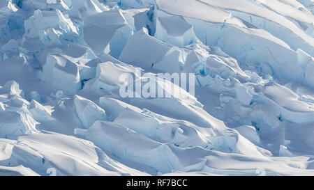 Anreise mit dem Forschungsschiff. Erforschung von Klima- und Wetteränderungen in der Antarktis. Schnee und Eis der Antarktis Inseln. Stockfoto