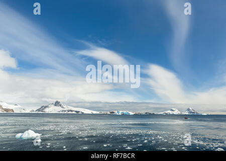 Anreise mit dem Forschungsschiff. Erforschung von Klima- und Wetteränderungen in der Antarktis. Schnee und Eis der Antarktis Inseln. Stockfoto