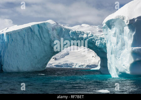 Anreise mit dem Forschungsschiff. Erforschung von Klima- und Wetteränderungen in der Antarktis. Schnee und Eis der Antarktis Inseln. Stockfoto