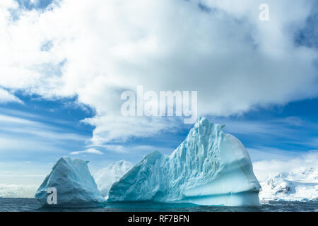 Anreise mit dem Forschungsschiff. Erforschung von Klima- und Wetteränderungen in der Antarktis. Schnee und Eis der Antarktis Inseln. Stockfoto