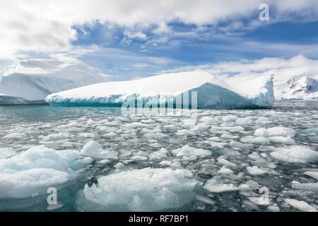 Anreise mit dem Forschungsschiff. Erforschung von Klima- und Wetteränderungen in der Antarktis. Schnee und Eis der Antarktis Inseln. Stockfoto