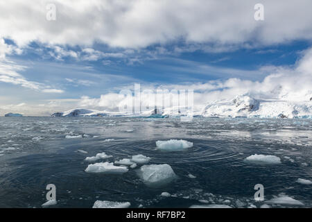 Anreise mit dem Forschungsschiff. Erforschung von Klima- und Wetteränderungen in der Antarktis. Schnee und Eis der Antarktis Inseln. Stockfoto