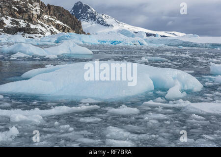 Anreise mit dem Forschungsschiff. Erforschung von Klima- und Wetteränderungen in der Antarktis. Schnee und Eis der Antarktis Inseln. Stockfoto