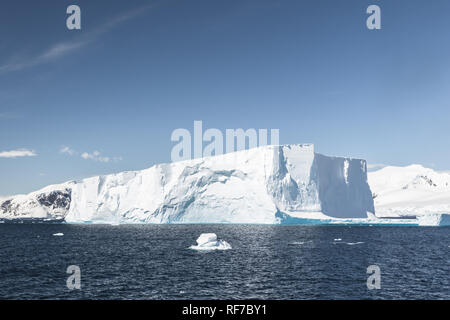 Anreise mit dem Forschungsschiff. Erforschung von Klima- und Wetteränderungen in der Antarktis. Schnee und Eis der Antarktis Inseln. Stockfoto