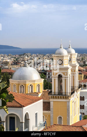 Blick nach Süden über die Dächer von Kalamata in Richtung Golf von Messini mit der Kathedrale der Ypapanti im Vordergrund Kalamata, Messenien, Sou Stockfoto