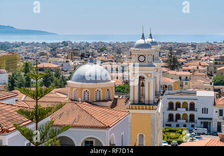 Blick nach Süden über die Dächer von Kalamata in Richtung Golf von Messini mit der Kathedrale der Ypapanti im Vordergrund Kalamata, Messenien, Sou Stockfoto