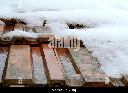 Nahaufnahme eines schmelzenden Schnee auf die dachziegel an einem Wintertag Stockfoto