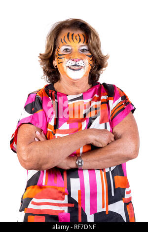 Ältere Frau mit Tiger face-Lackierung in Weiß isoliert Stockfoto