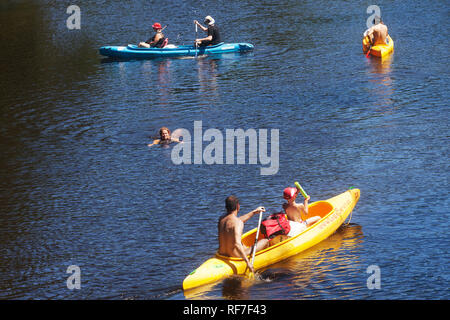 Aktive Menschen Kanufahren Fluss, Kanus gehen durch Otava Fluss, Südböhmen, Tschechische Republik Stockfoto