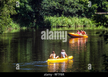 Aktive Menschen Kanu Fluss, Kanus, Fluss Otava, Südböhmen, Tschechische Republik Stockfoto