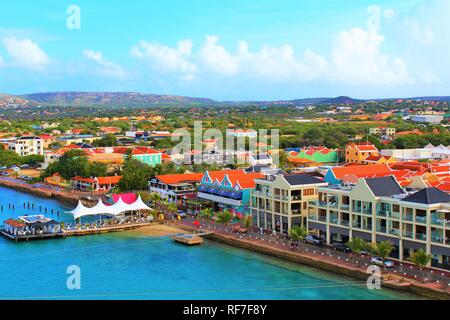 Kralendijk, Bonaire, Karibik - 22. Februar 2018: Ein Blick über die Hauptstadt Kralendijk Bonaire, von der ein Kreuzfahrtschiff im Hafen angedockt genommen Stockfoto
