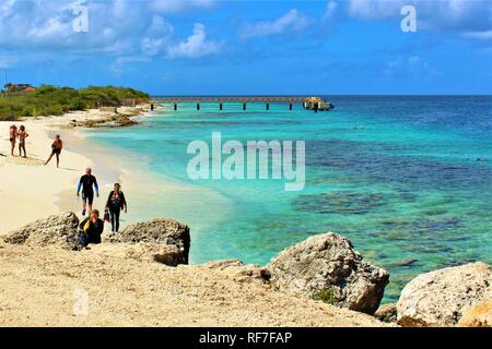 Bonaire, Karibik - 22. Februar 2018: Touristen besuchen die schöne Te Amo Strand, eine von vielen Orten auf der Insel beliebt bei Schnorchler. Stockfoto