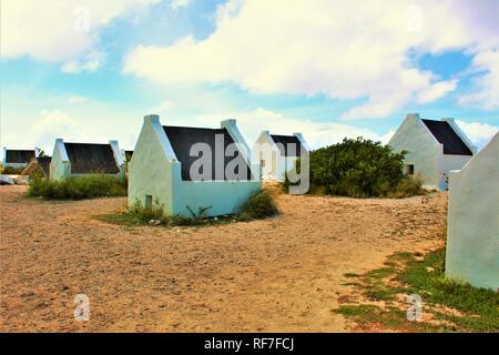 Einige alte slave Hütten auf der karibischen Insel Bonaire. Diese wurden im Jahr 1850 die Sklaven, die auf dem lokalen Salzabbau Werk arbeitete. Stockfoto