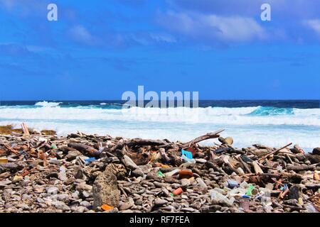 Müll gewaschen an Land, auf der Insel Bonaire, von der verschmutzten Karibischen Ozean. Kunststoff die Verschmutzung der Ozeane ist ein weltweit wachsendes Problem. Stockfoto