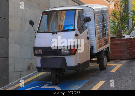 Piaggio Ape auf steilen Hügel in Puerto de la Cruz geparkt Stockfoto