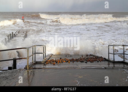 Eine rauhe See stürzt gegen einen Zugang zum Strand Hang an der nördlichen Küste von Norfolk auf Walcott, Norfolk, England, Vereinigtes Königreich, Europa. Stockfoto