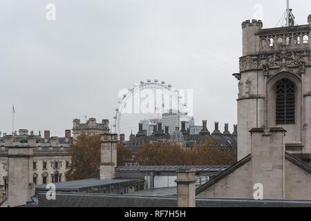 LONDON, GROSSBRITANNIEN, 24. NOVEMBER 2018: London Eye hinter der alten Vintage historische Gebäude im traditionellen Stil. Misty Morning Stockfoto