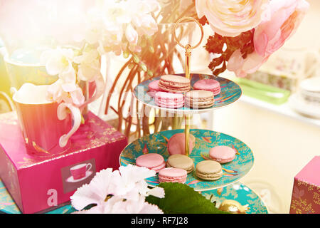 Schönes ruhiges Leben mit Macaron Kekse und Blumen Stockfoto