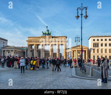 Berlin, Deutschland, Berlin März 2019. Die Demonstranten sammeln am Brandenburger Tor Stockfoto