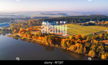 Luftaufnahme des Sports Center 2019 europäische Spiele in Minsk, Belarus. Athletische Felder in Stajki. Bunte Herbst Tag. Sunrise fallen Szene von oben. Stockfoto