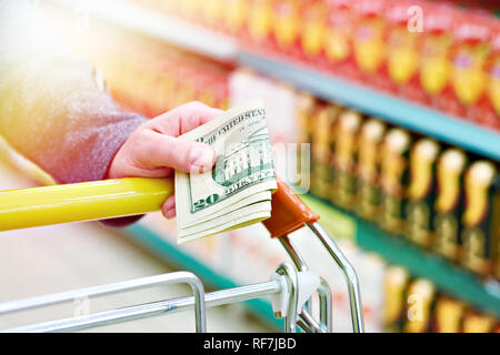 Dollarscheine in der Käufer Hand in den Store Stockfoto