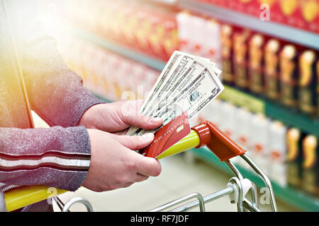 Bank Card und Dollarscheine in der Käufer Hand in den Store Stockfoto