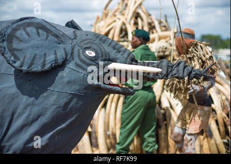 Traditionelle gule wamkulu tribal Tänzer einer Spirituellen Zeremonie vor der beschlagnahmten Elephant ivory geplant, zu brennen, Lilongwe Malawi Stockfoto