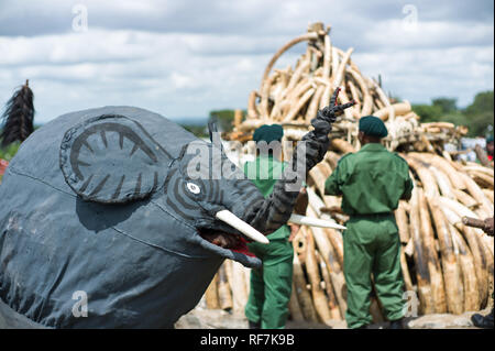 Traditionelle gule wamkulu tribal Tänzer einer Spirituellen Zeremonie vor der beschlagnahmten Elephant ivory geplant, zu brennen, Lilongwe Malawi Stockfoto