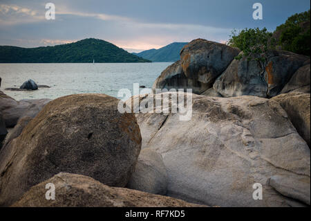 Von Cape Maclear am südlichen Ende des Lake Malawi ist ein malerischer Ort am See bei Touristen beliebt, er wird in den Lake Malawi National Park. Stockfoto