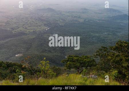 Mount Mulanje, einem gigantischen Gebirgsmassiv im südlichen Bezirk, Malawi, ist der höchste Berg in Süd- Afrika und besteht aus einem Netz von Wanderwegen Stockfoto